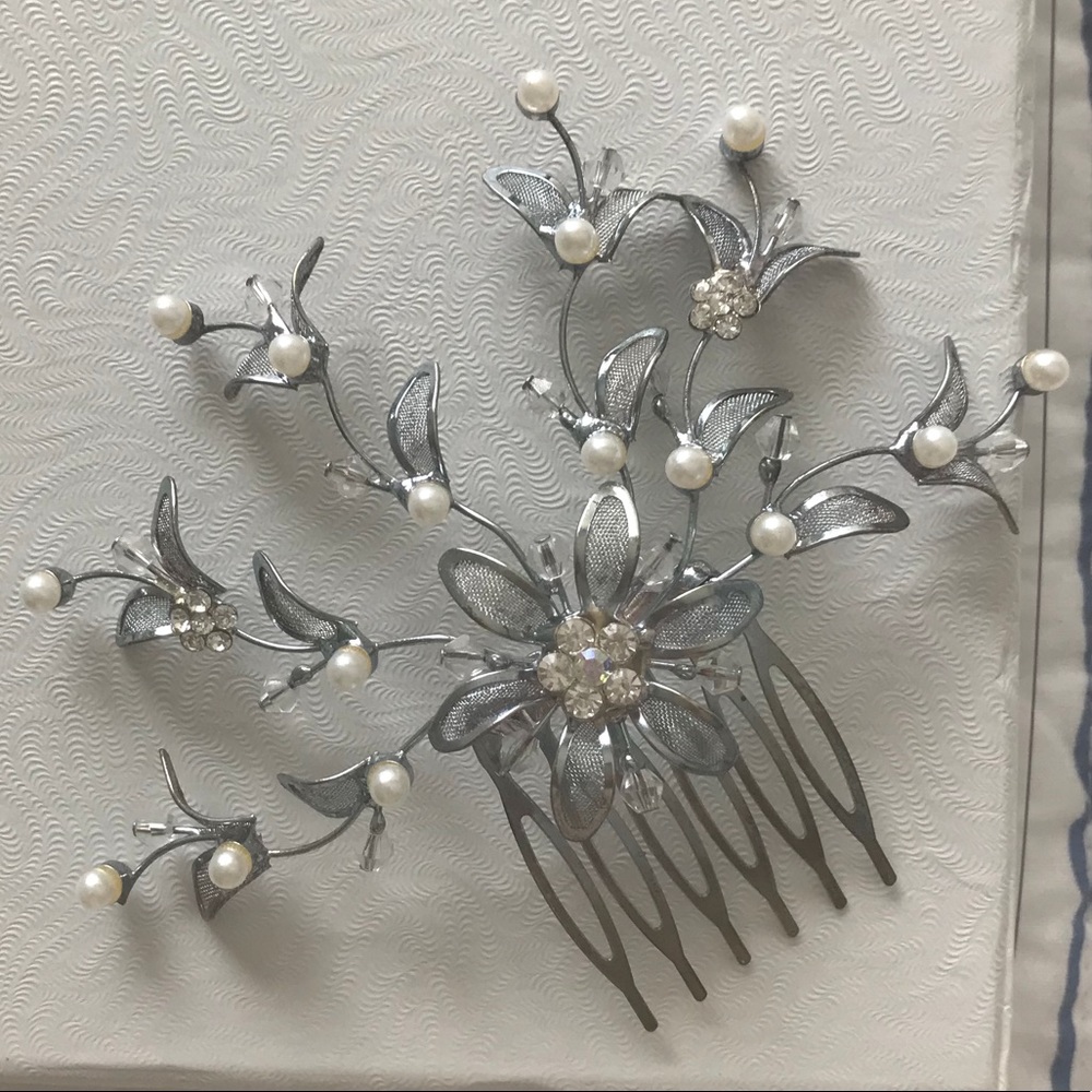 BRIDAL HAIR COMB Metal/Pearl/crystal. Gently used.